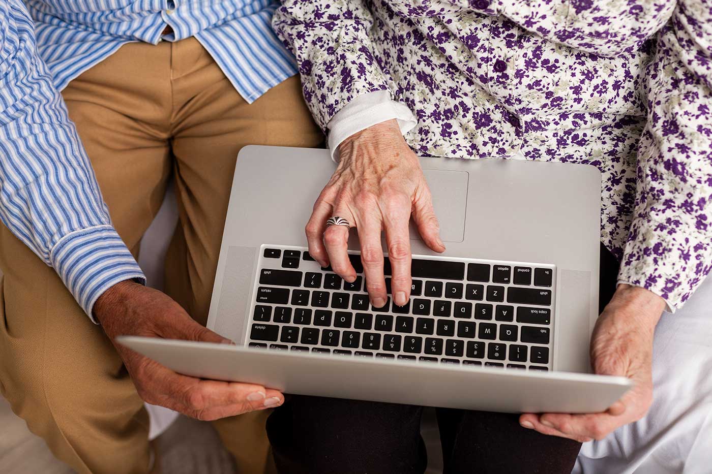 Nachbarschaftshilfe Westkueste Pflegeberatung Laptop nachbarschaftshilfe westkueste pflegeberatung laptop
